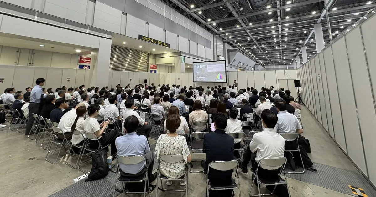 DX EXPO 2027での登壇の様子（満席の会場）