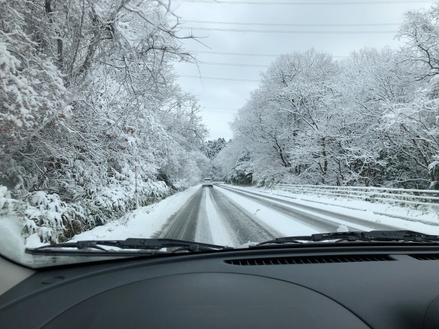 雪道　運転　タイヤ交換