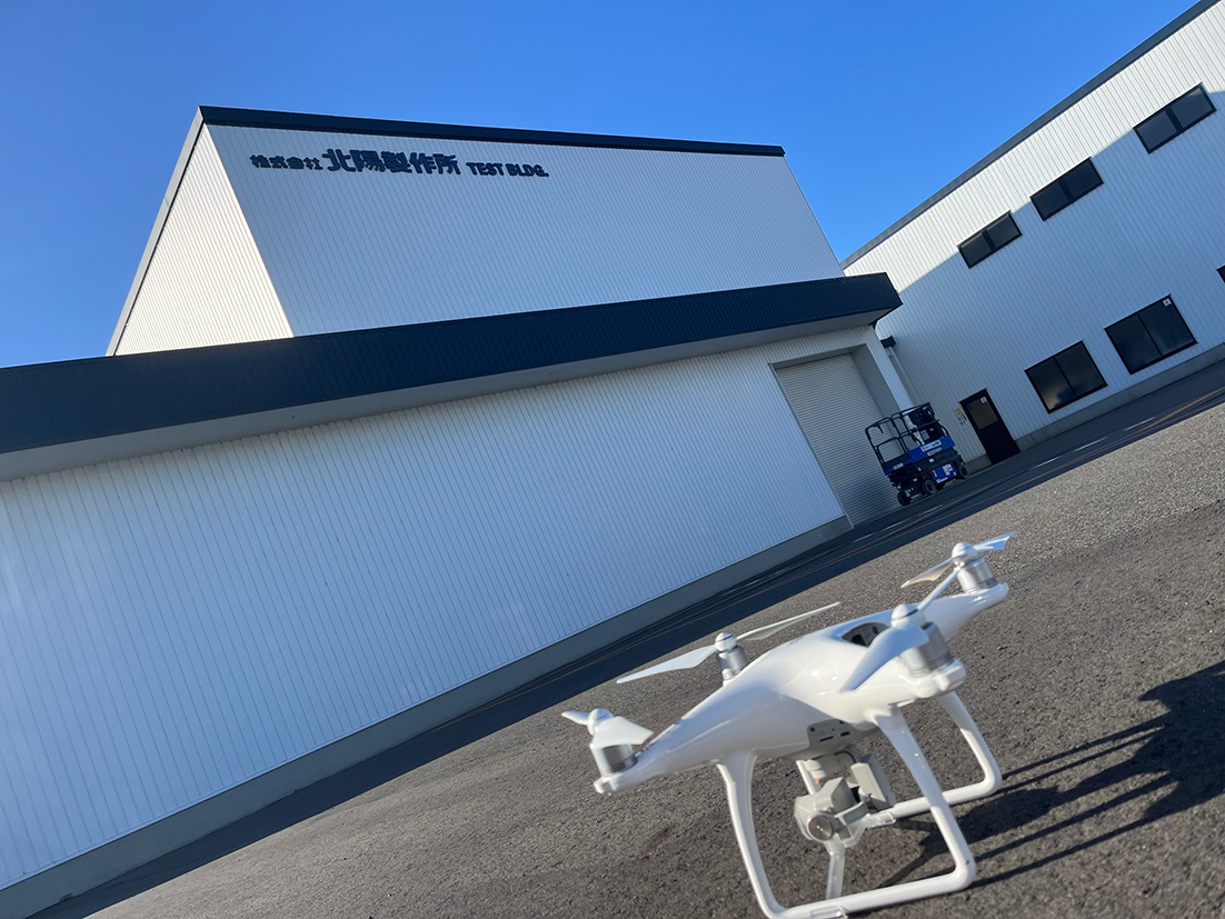ドローン撮影で工場のスケールと設備力が伝わり、安心感が高まった