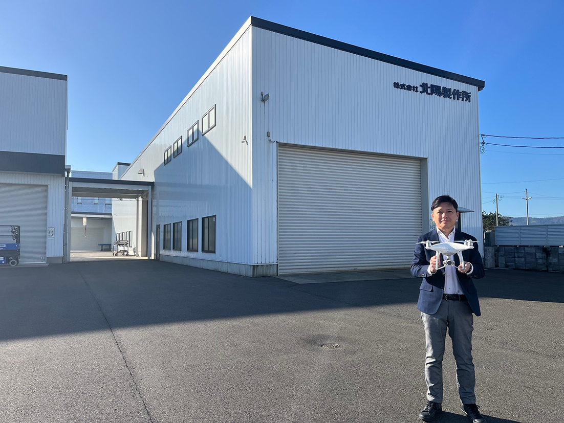 ドローン撮影で工場のスケールと設備力が伝わり、安心感が高まった