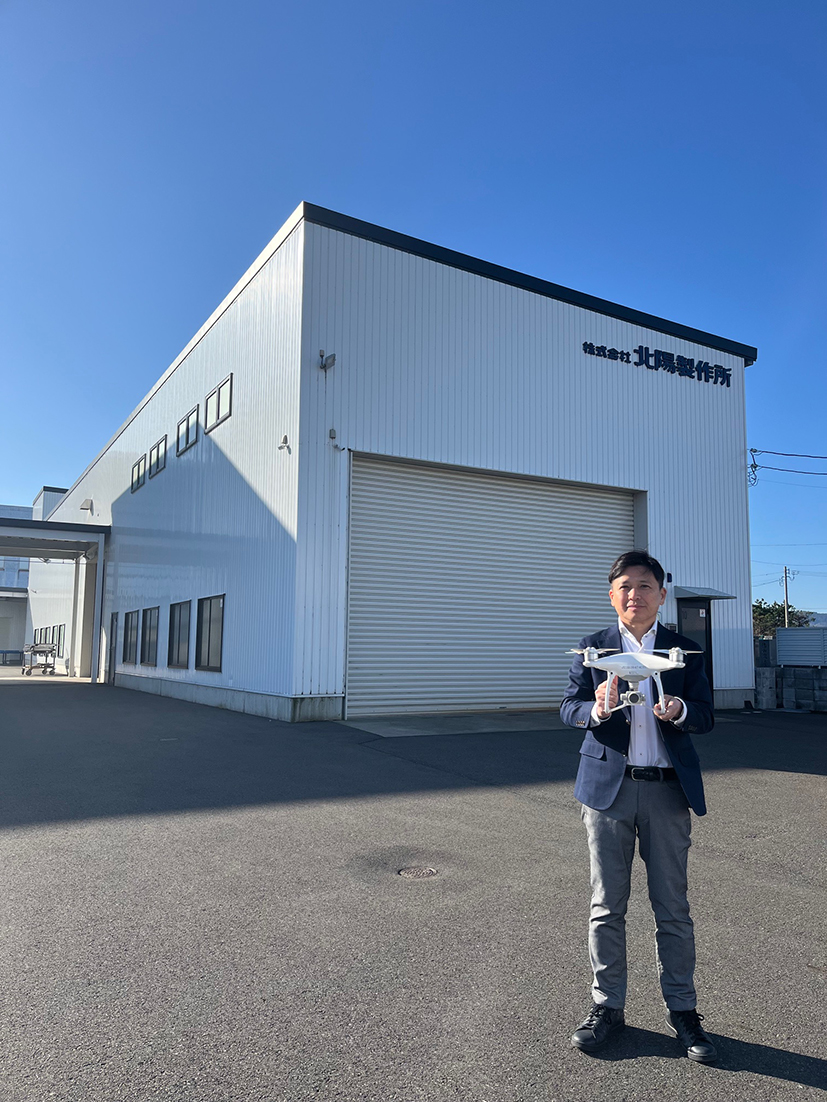 ドローン撮影で工場のスケールと設備力が伝わり、安心感が高まった