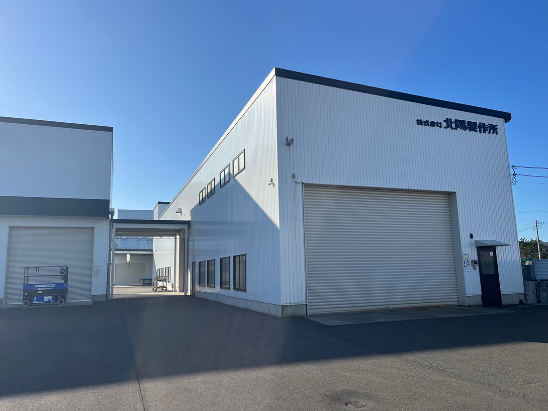 ドローン撮影で工場のスケールと設備力が伝わり、安心感が高まった